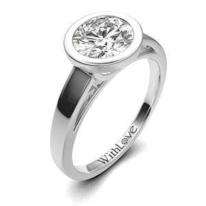 包镶镶工(Bezel setting)款式的戒指可以保护钻石不会受到直接碰撞