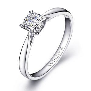 订婚戒指是以单颗美钻为主,由男方向女方求婚时所赠与的信物