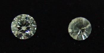 左边为天然钻石，右边为玻璃