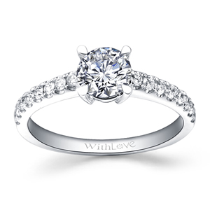 订婚戒指通常有一颗突出的钻石
