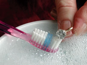 用软刷子或者牙刷轻轻的将钻戒上的污垢刷掉