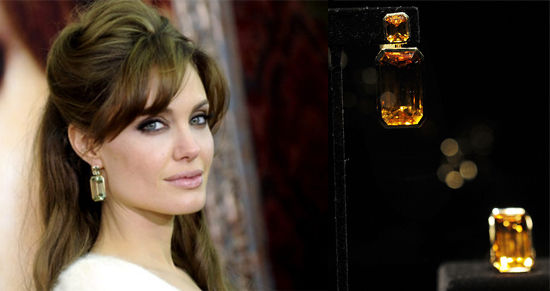 朱莉佩戴黄宝石长角矩形耳环（左）与珠宝展品（右）