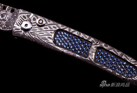 B06款“温塔娜” 随身小折刀，由大马士革手工锻造而成，镶嵌着一排蓝宝石