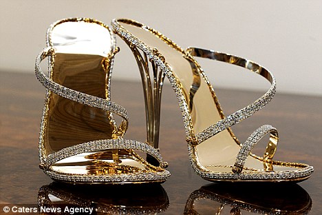 这双高跟鞋用黄金打造，上面镶嵌着2000多颗钻石