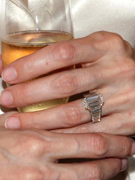 安吉丽娜·朱莉(Angelina Jolie) 佩戴着布拉德•皮特(Brad Pitt)参与设计的祖母绿形钻石订婚戒指