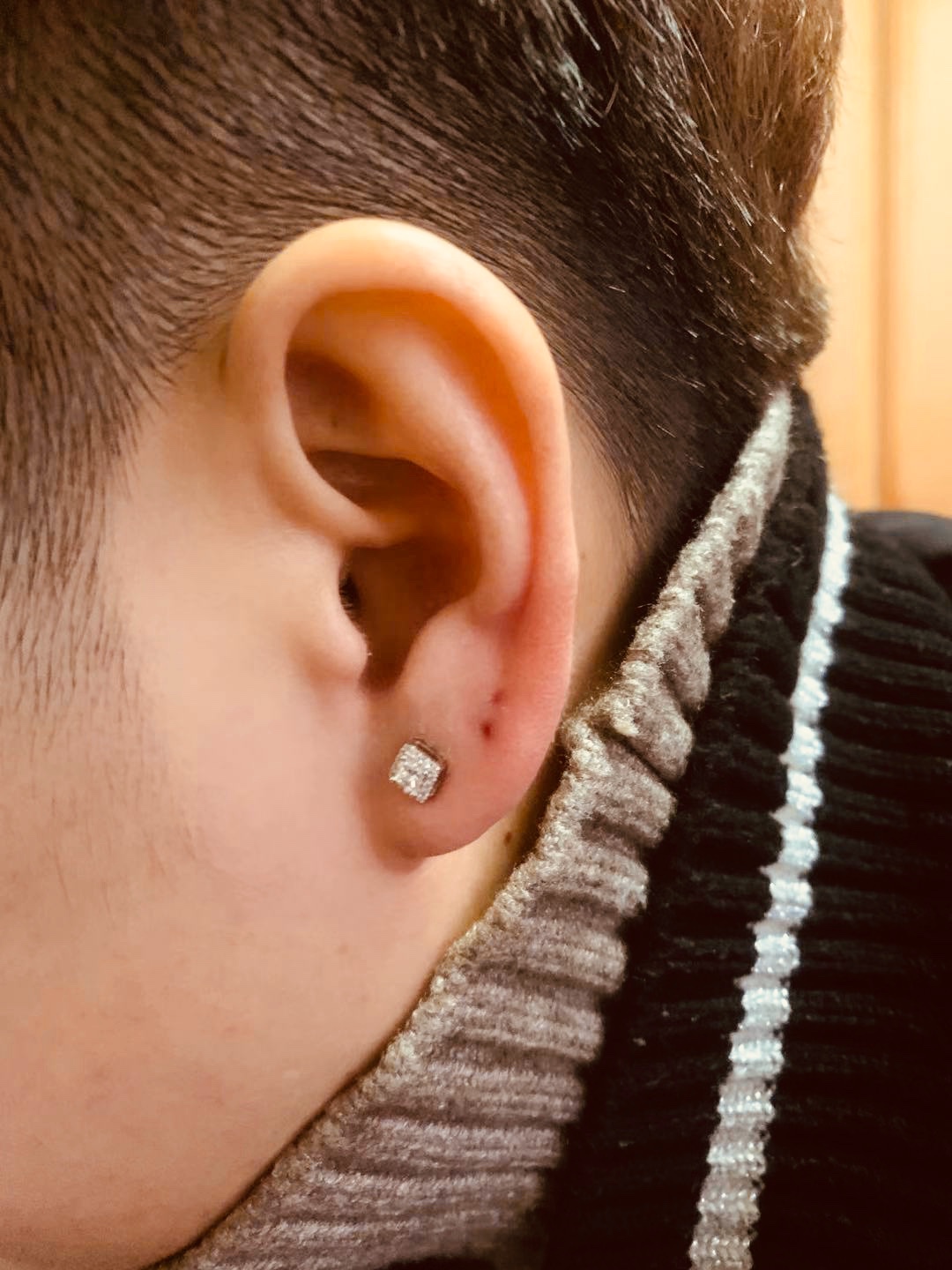 有哪些适合男生戴的耳钉的牌子？